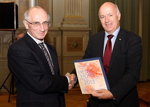 放大图:雅科夫·伊利亚什伯格获得海因茨·霍夫奖。