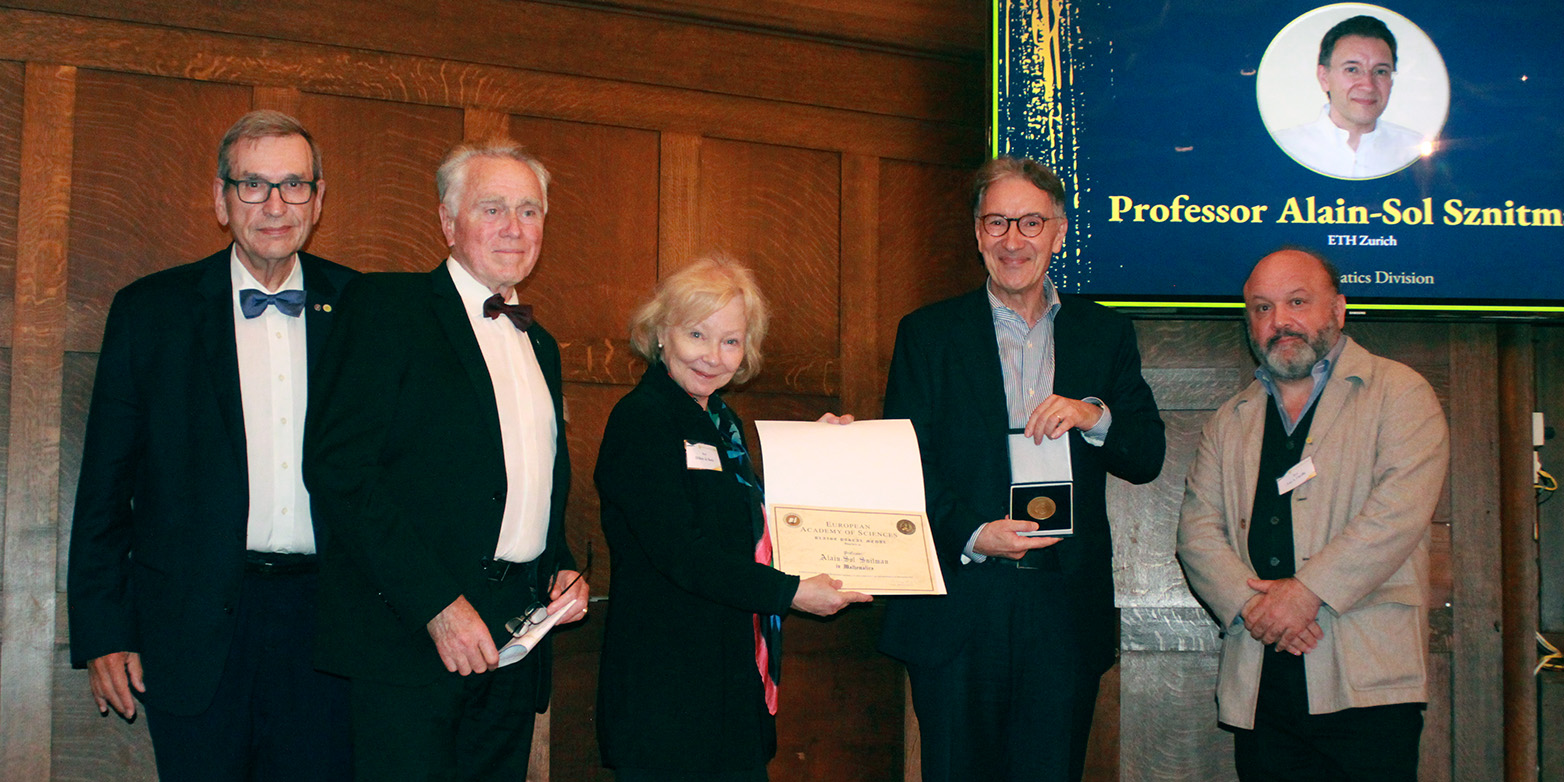 阿兰-索尔·斯兹尼特曼在颁奖典礼上接受布莱斯·帕斯卡尔奖章