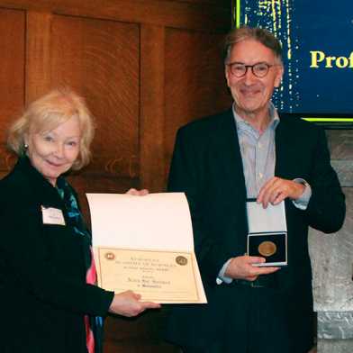 阿兰-索尔·斯尼特曼在颁奖典礼上接受布莱兹·帕斯卡奖章