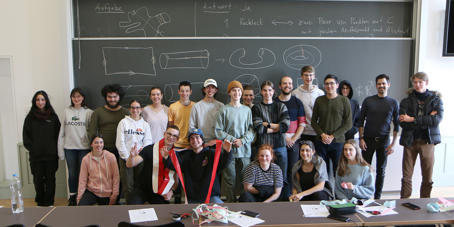 MNG Rämibühl的学生参观了一个关于Möbius长条的研讨会